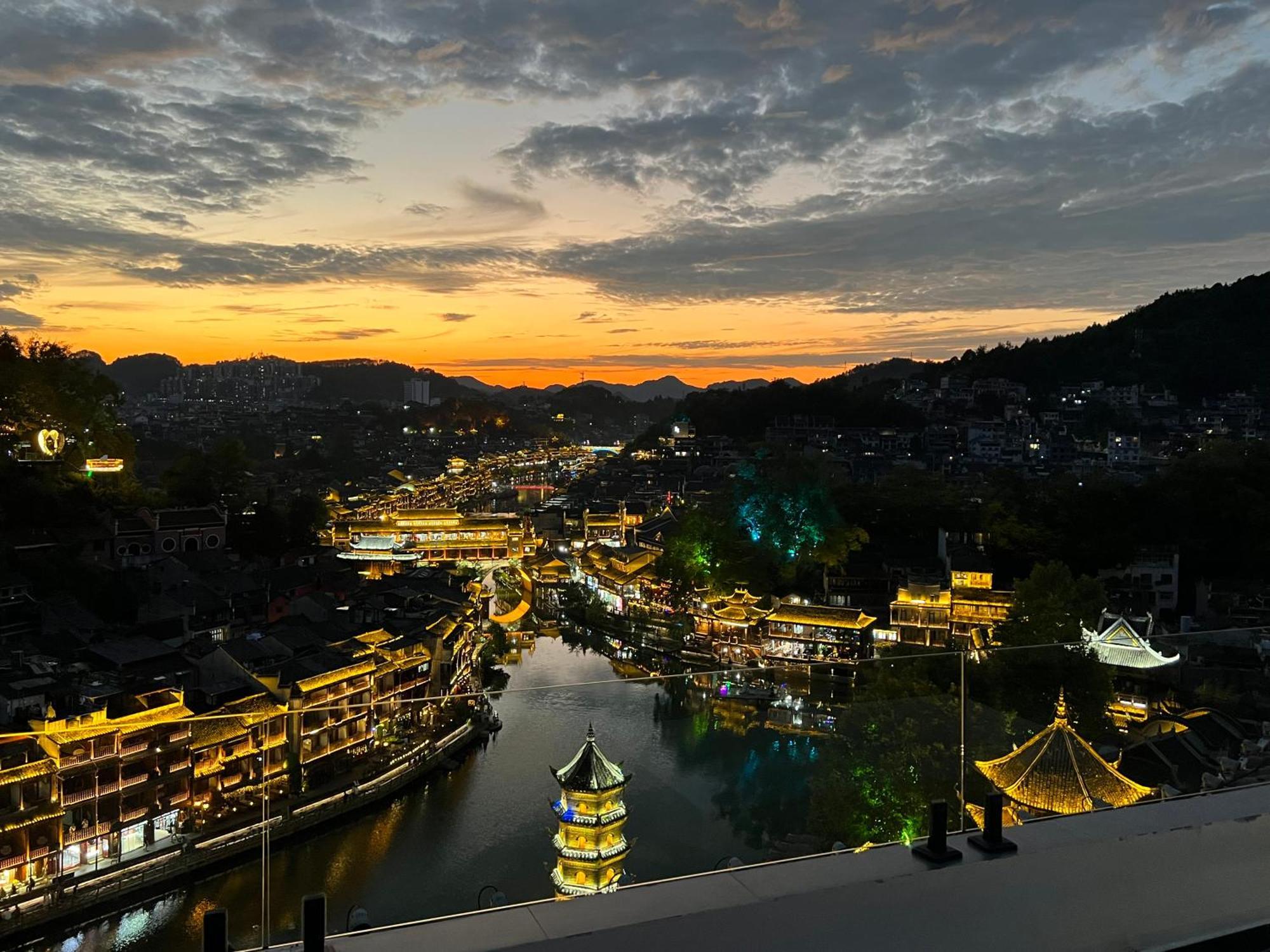 Phoenix Best River View B&B Fenghuang Exterior foto
