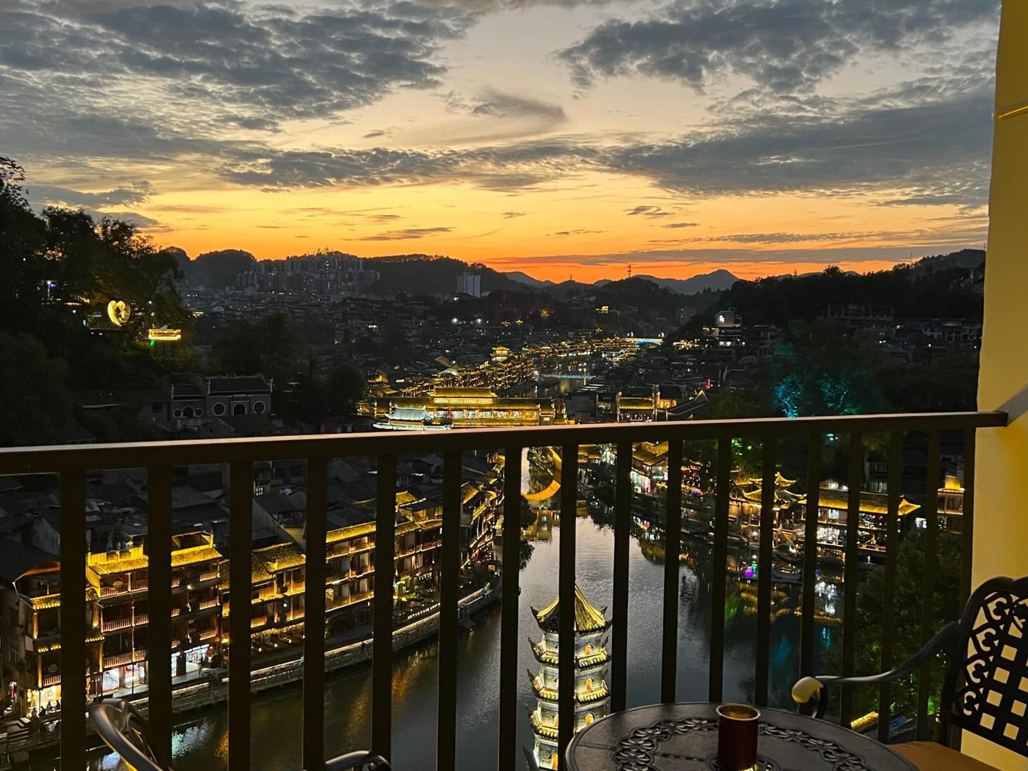 Phoenix Best River View B&B Fenghuang Exterior foto