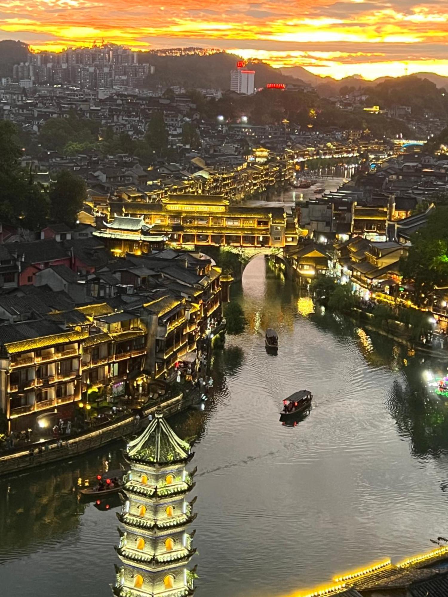 Phoenix Best River View B&B Fenghuang Exterior foto