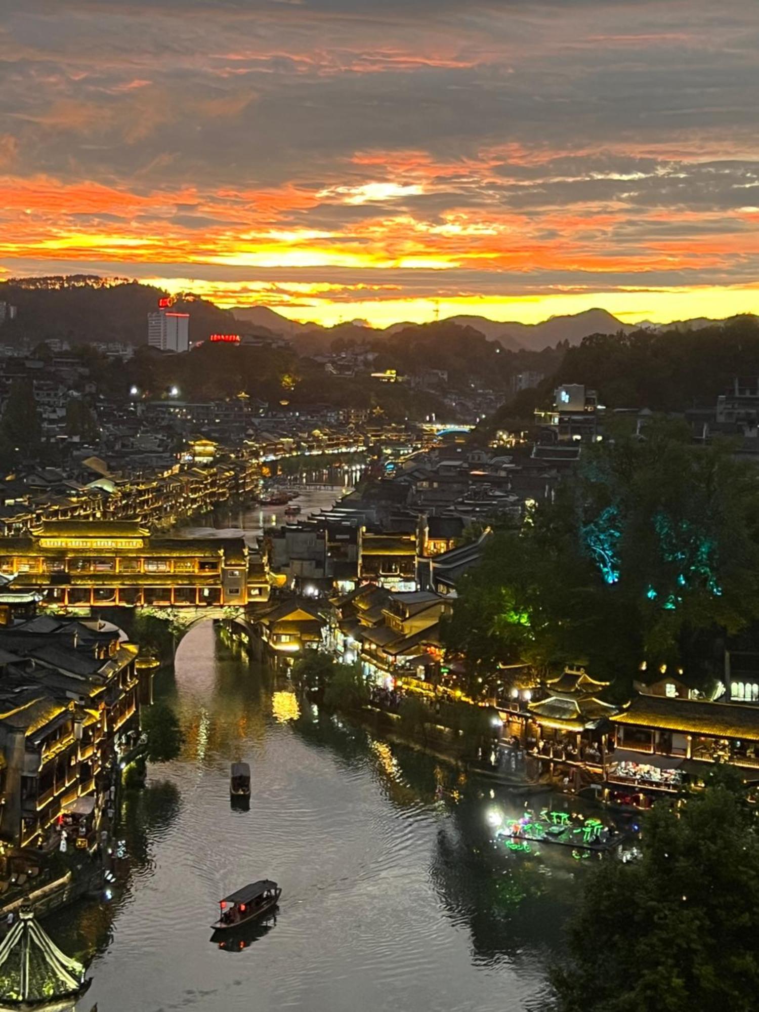 Phoenix Best River View B&B Fenghuang Exterior foto